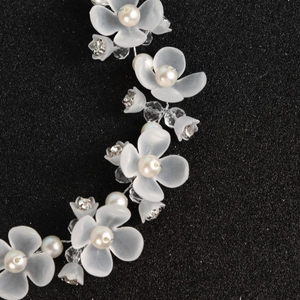 Serre-tête de mariée élégant avec fleurs en acrylique, perles et accents argentés