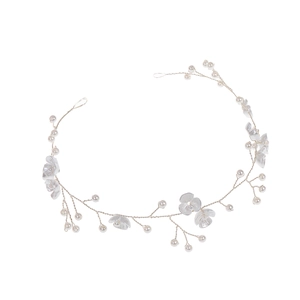 Vigne de cheveux de mariée avec fleurs givrées et perles sur fil de métal argenté