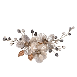 Pince à cheveux de mariée élégante avec fleurs blanches à la main et feuilles d'or rose