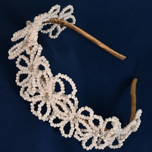 Cerchietto da sposa fatto a mano con fiori di perle bianche e cristalli su metallo dorato