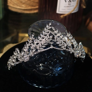 Tiara de mariée luxueuse avec design de feuilles en argent et pierres de zircone
