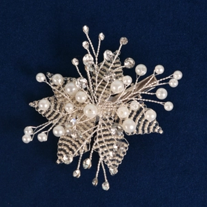 Barrette de mariée faite main avec fil d'argent, perles blanches et strass brillants