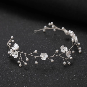 Détails de vigne de cheveux de mariée faite main avec fleurs blanches et perles