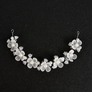 Serre-tête de mariée élégant avec fleurs en acrylique, perles et cristaux sur fond noir