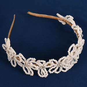 Cerchietto con perle fatte a mano e strass di cristallo su base in metallo dorato