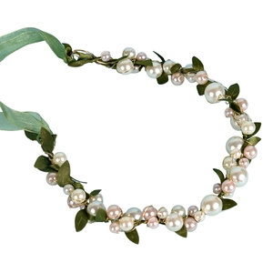 Braut-Haarband im Wald-Stil mit weißen Perlen, grünen Blättern und Organza-Bändern