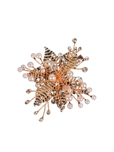 Détail d'une pince à cheveux de mariée avec perles blanches, cristaux et fleurs dorées