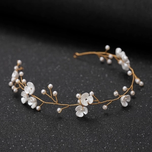 Bijou de tête de mariée fait main avec vignes dorées fleurs blanches et perles chic