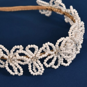 Squisita fascia per capelli da sposa con perline bianche intrecciate e accenti dorati