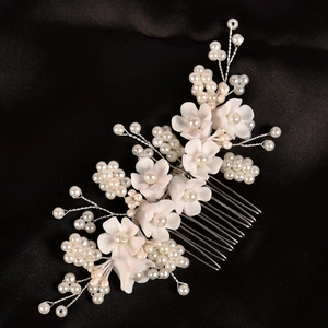 Pettine per capelli da sposa fatto a mano con fiori in resina e perle su seta nera