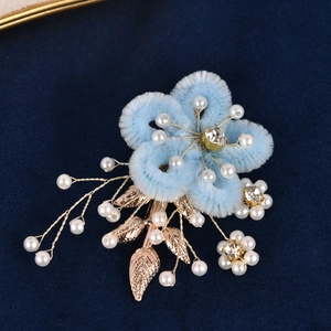 Épingle à cheveux fleur en peluche bleu clair avec perles blanches et feuilles dorées