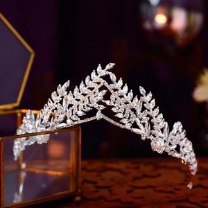 Couronne de mariée luxueuse en argent avec zircons et perles sur boîte dorée