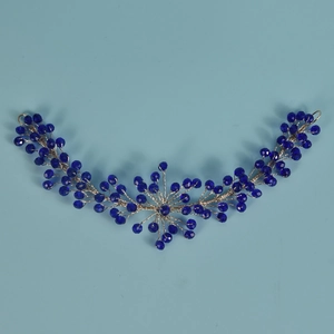 Dettaglio del tralcio per capelli da sposa con perline blu scuro e filo d'argento