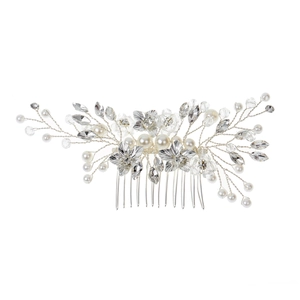 Pettine per capelli da sposa con fiori d'argento, perle sintetiche e cristalli su fondo bianco