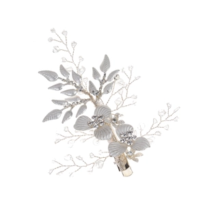Barrette à cheveux feuilles argentées avec strass et perles de cristal sur fond blanc