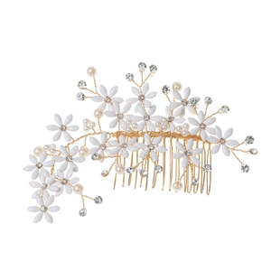 Elegante pettine per capelli da sposa con fiori di smalto bianco, perle e cristalli lucidi
