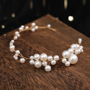 Elegante fascia per capelli da sposa con perle bianche e filo dorato su legno