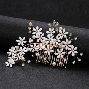 Pettine da Sposa Fiori Bianchi Künstliche Perle Strass Accessorio Capelli Matrimonio Filo d'Oro Copricapo Fatto a Mano Donna Gioielli Banchetto