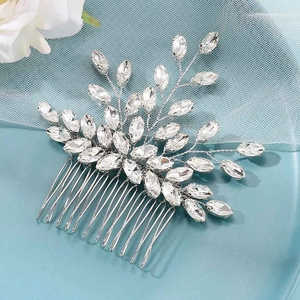 Détail d'un peigne à cheveux de mariée argenté avec cristaux marquises et strass brillants