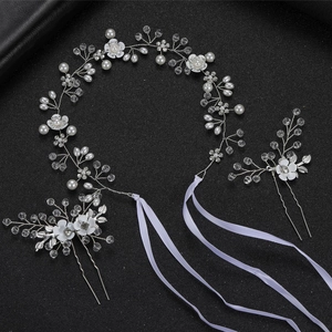 Parure de coiffe de mariée avec chaînes de fleurs argentées et épingles à perles