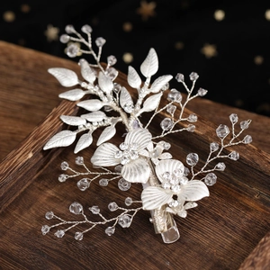 Barrette de mariée feuilles blanches avec fleur argentée et perles de cristal