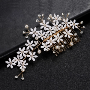 Elegante pettine per capelli da sposa con fiori bianchi, perle e cristalli dorati