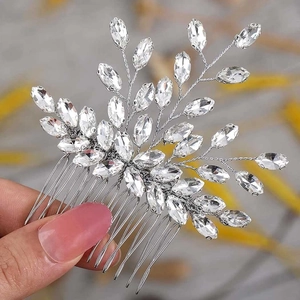 Détail du peigne à cheveux de mariée argenté avec des branches de cristaux marquise