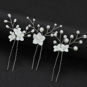 Lot de trois épingles à cheveux de mariage avec fleurs blanches et perles sur tiges argentées