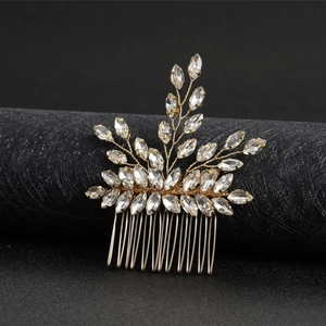 Vue détaillée du peigne de mariée doré avec cristaux navettes et motifs de feuilles