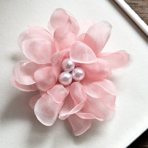 Pince à cheveux élégante en fleurs de tissu rose avec perles pour mariages et vacances