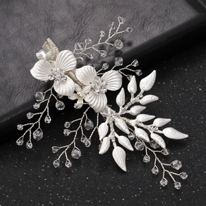 Pince à cheveux fleurie blanche élégante avec strass et feuilles argentées pour mariée