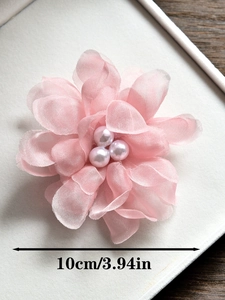 Détail pince à cheveux fleur en tulle rose avec perles, 10 cm, sur boîte à bijoux