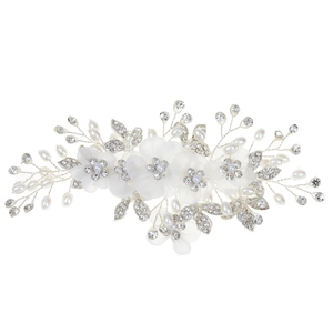 Détail de la pince à cheveux en fleurs de soie avec perles et strass pour mariages