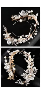 Détails de ce serre-tête de mariée avec fleurs blanches, perles et cristaux