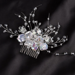 Peigne à cheveux de mariée avec fleurs en cristal irisé et branches de perles argent