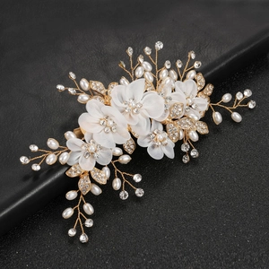 Barrette à fleurs en soie blanche avec perles et strass sur fond noir élégant