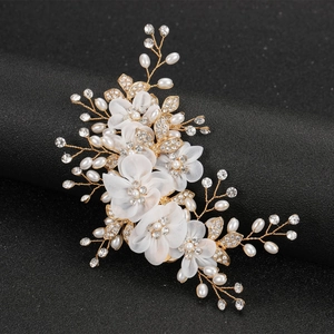 Pince à cheveux fleur en tissu blanc avec perles et strass sur fil doré