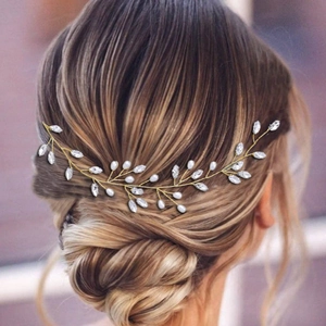 Dettaglio di un tralcio per capelli da sposa con cristalli e perle su filo d'oro
