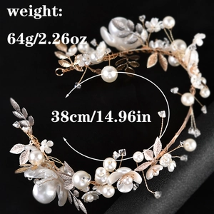 Serre-tête de mariée élégant avec perles blanches et fleurs en résine sur fil doré
