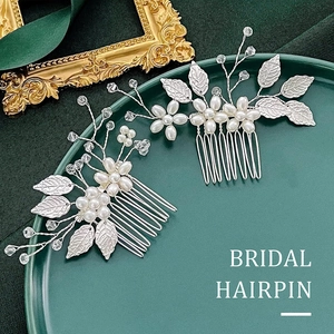 Vue détaillée du lot de peignes à cheveux de mariée faits main avec feuilles et perles
