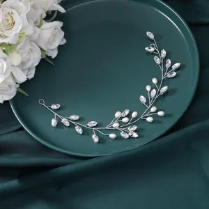 Dettaglio macro della vite per capelli da sposa fatta a mano con perle bianche e cristalli