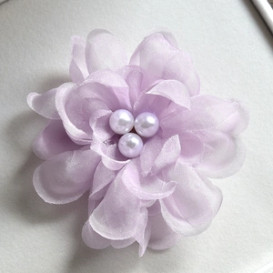 Pince à cheveux fleur en organza lavande avec centre perlé pour mariée et mariage