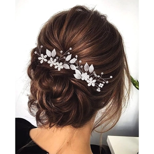 Peigne à cheveux de mariée argenté avec perles blanches et perles de cristal sur modèle