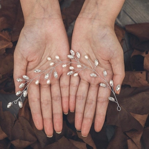 Vite per capelli da sposa fatta a mano con perle bianche e strass su filo d'argento