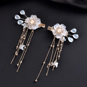 Barrettes à cheveux de style ancien avec fleurs de verre, perles et franges dorées