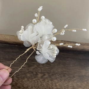 Elegant bridal hair pin with white mesh flowers, pearls and gold wire details