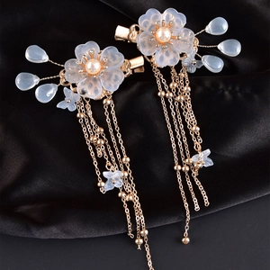 Épingles à cheveux chinoises avec fleurs en verre bleu et longs pompons sur soie noire