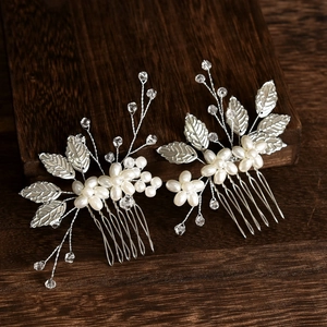 Détails de peignes à cheveux de mariée faits main avec feuilles argentées et perles