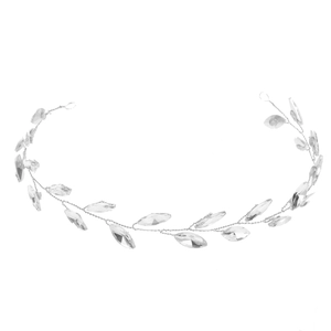 Elegante tralcio per capelli argento con foglie di cristallo marquise su sfondo bianco