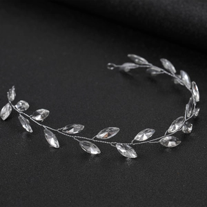 Elegante tralcio per capelli da sposa fatto a mano con cristalli marquise su nero